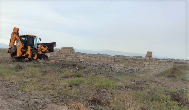 Fövqəladə Hallar Nazirliyi tərəfindən qanunsuz tikililər sökülüb (FOTO)