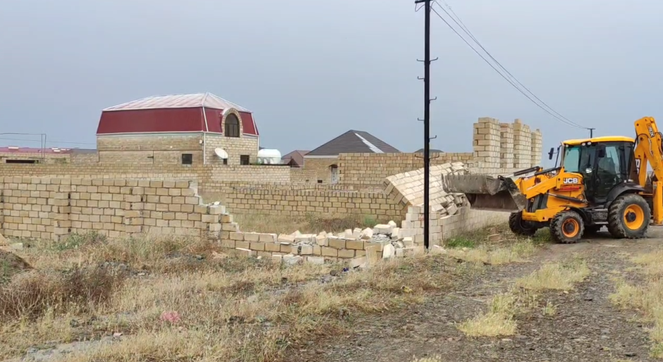 Fövqəladə Hallar Nazirliyi tərəfindən qanunsuz tikililər sökülüb (FOTO)