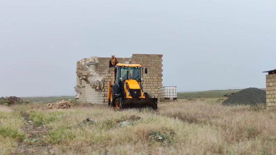 Fövqəladə Hallar Nazirliyi tərəfindən qanunsuz tikililər sökülüb (FOTO)