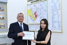"Qaçqınkom"da dövlət qulluqçularının peşə bayramı gününə həsr olunmuş tədbir keçirilib (FOTO)