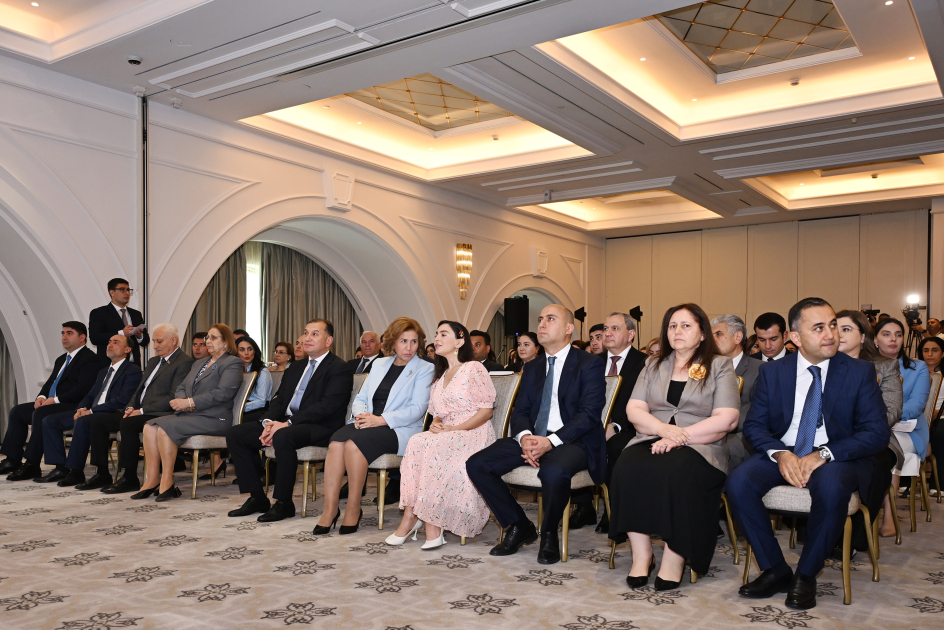 Heydər Əliyev Fondunun vitse-prezidenti Leyla Əliyeva “Gənc qızların təhsilinə dəstək” layihəsi iştirakçılarının məzun günündə iştirak edib (FOTO)