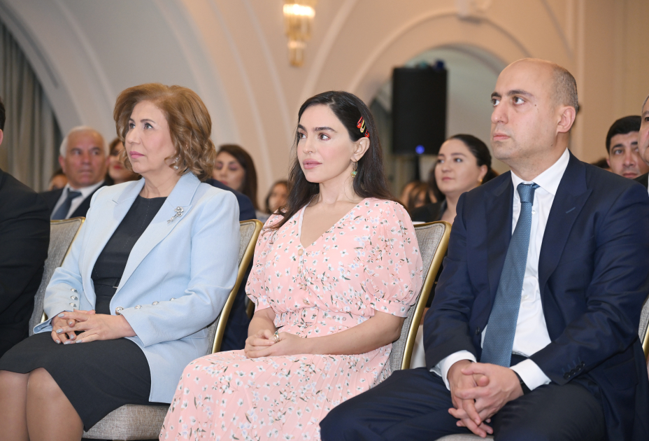 Heydər Əliyev Fondunun vitse-prezidenti Leyla Əliyeva “Gənc qızların təhsilinə dəstək” layihəsi iştirakçılarının məzun günündə iştirak edib (FOTO)