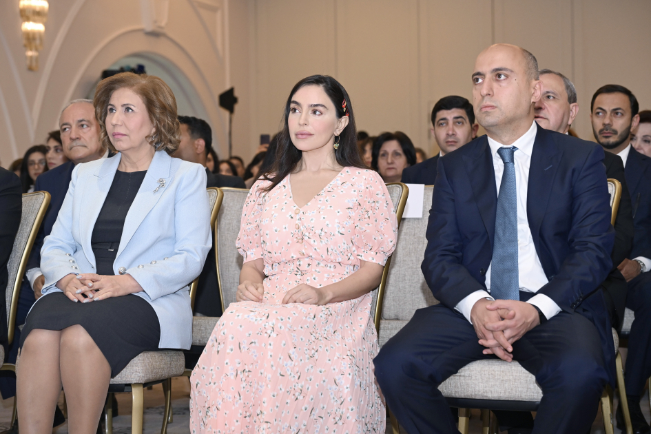 Heydər Əliyev Fondunun vitse-prezidenti Leyla Əliyeva “Gənc qızların təhsilinə dəstək” layihəsi iştirakçılarının məzun günündə iştirak edib (FOTO)