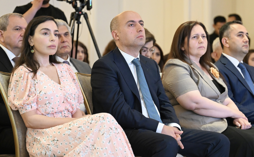 Heydər Əliyev Fondunun vitse-prezidenti Leyla Əliyeva “Gənc qızların təhsilinə dəstək” layihəsi iştirakçılarının məzun günündə iştirak edib (FOTO)