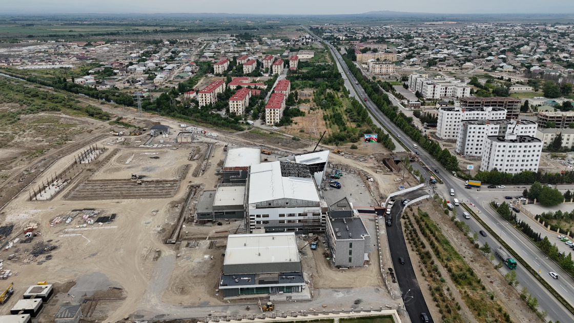 Prezident İlham Əliyev Yevlax Olimpiya İdman Kompleksində görülmüş işlərlə tanış olub (FOTO/VİDEO) (YENİLƏNİB)
