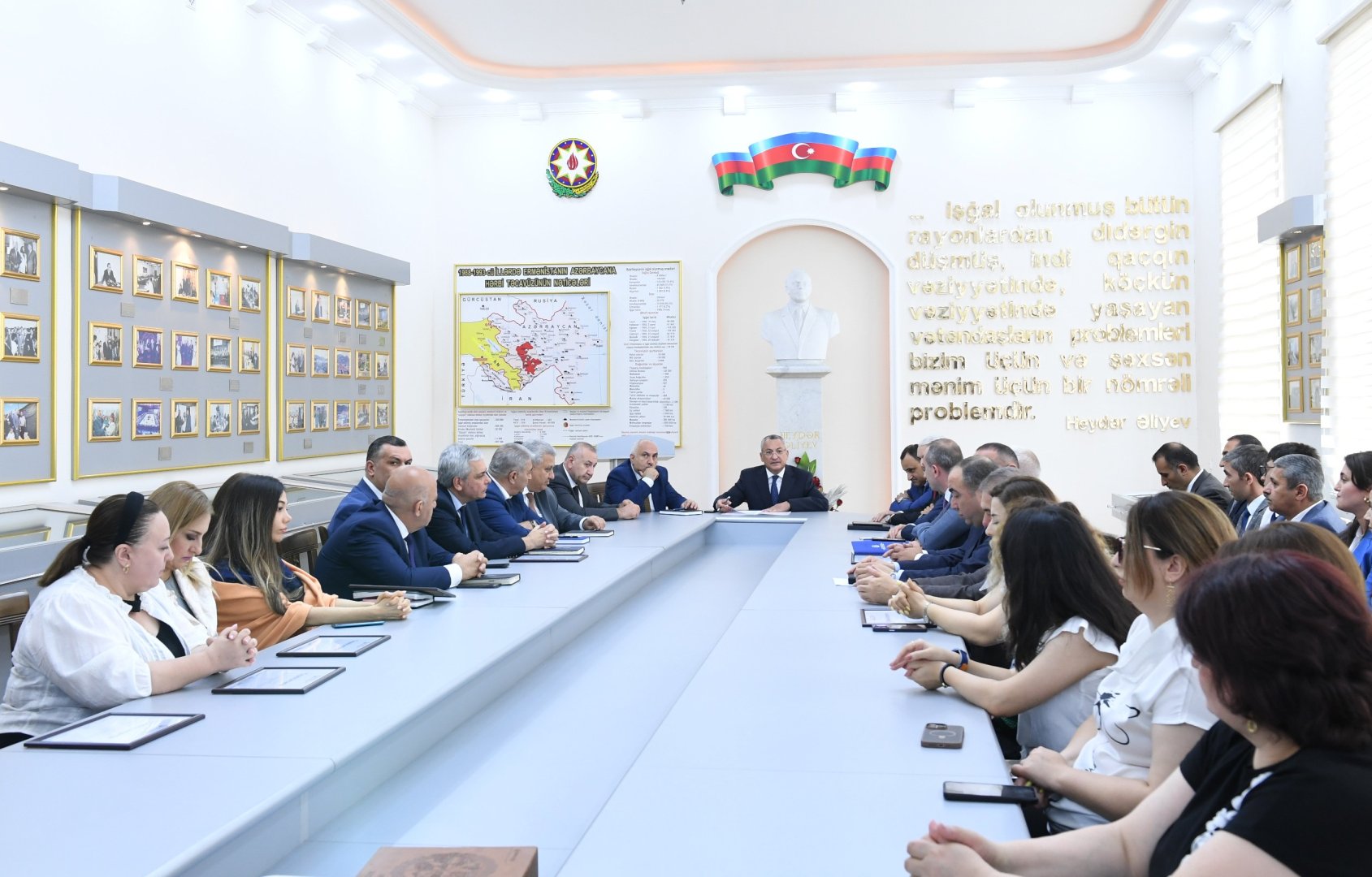 "Qaçqınkom"da dövlət qulluqçularının peşə bayramı gününə həsr olunmuş tədbir keçirilib (FOTO)