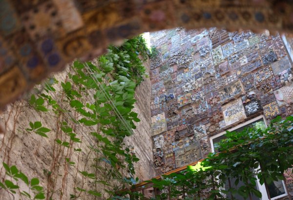 İçərişəhərin tarixi divarları bu günlərdə bənzərsiz bir sənət hadisəsinə şahidlik edir (FOTO)