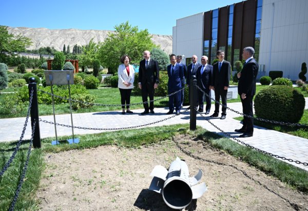 Prezident İlham Əliyev Vətən müharibəsi zamanı Ermənistan tərəfindən “Azərbaycan” İES-ə  atılan raketin düşdüyü əraziyə baxıb (FOTO)