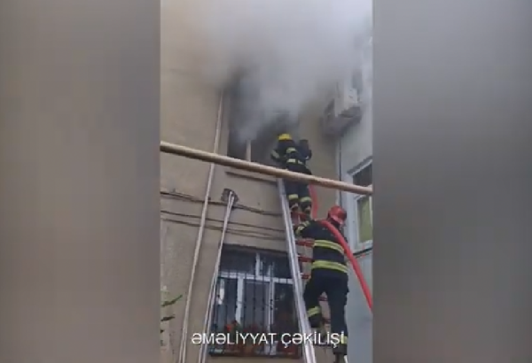Sabunçuda yaşayış binasında yanğın: 22 nəfər təxliyə edilib (VİDEO)