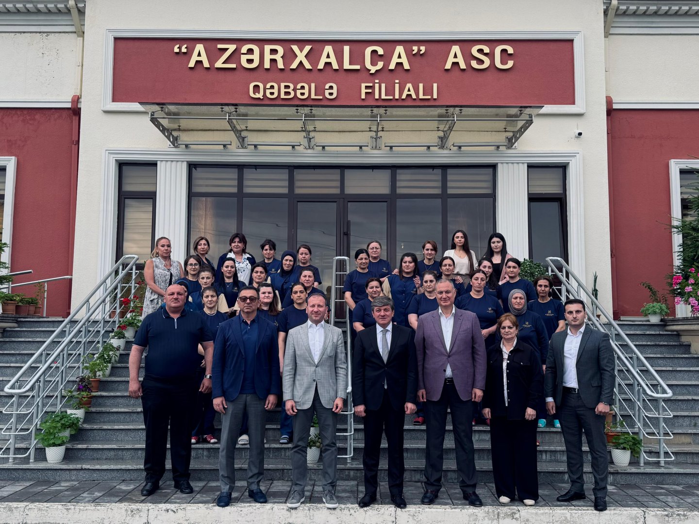 “Azərxalça” ASC-nin Qəbələdə fəaliyyət göstərən emalatxanasında növbəti sərgi və satış salonunun açılışı oldu (FOTO)