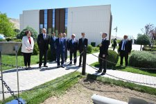 Prezident İlham Əliyev Vətən müharibəsi zamanı Ermənistan tərəfindən “Azərbaycan” İES-ə  atılan raketin düşdüyü əraziyə baxıb (FOTO)