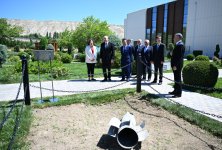 Prezident İlham Əliyev Vətən müharibəsi zamanı Ermənistan tərəfindən “Azərbaycan” İES-ə  atılan raketin düşdüyü əraziyə baxıb (FOTO)