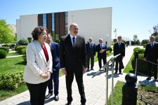 Prezident İlham Əliyev Vətən müharibəsi zamanı Ermənistan tərəfindən “Azərbaycan” İES-ə  atılan raketin düşdüyü əraziyə baxıb (FOTO)