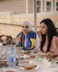 Heydər Əliyev Fondunun vitse-prezidenti Leyla Əliyeva və Bakı Media Mərkəzinin rəhbəri Arzu Əliyeva Xızıda “Gənc arıçı” layihəsinin iştirakçısı ilə görüşüb (FOTO)
