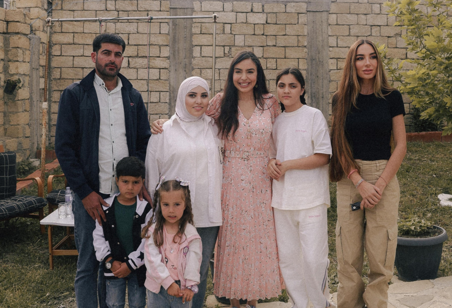 Heydər Əliyev Fondunun vitse-prezidenti Leyla Əliyeva və Bakı Media Mərkəzinin rəhbəri Arzu Əliyeva Xızıda “Gənc arıçı” layihəsinin iştirakçısı ilə görüşüb (FOTO)