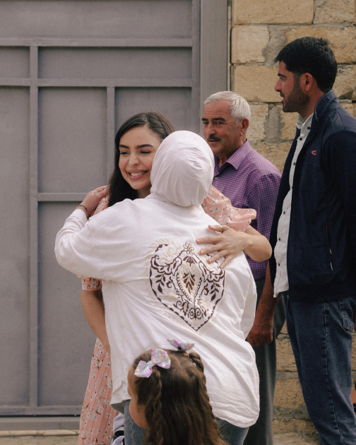 Heydər Əliyev Fondunun vitse-prezidenti Leyla Əliyeva və Bakı Media Mərkəzinin rəhbəri Arzu Əliyeva Xızıda “Gənc arıçı” layihəsinin iştirakçısı ilə görüşüb (FOTO)