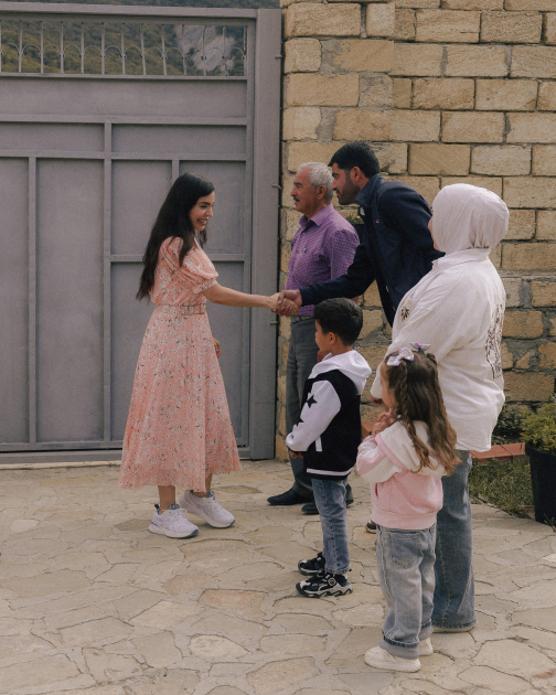 Heydər Əliyev Fondunun vitse-prezidenti Leyla Əliyeva və Bakı Media Mərkəzinin rəhbəri Arzu Əliyeva Xızıda “Gənc arıçı” layihəsinin iştirakçısı ilə görüşüb (FOTO)