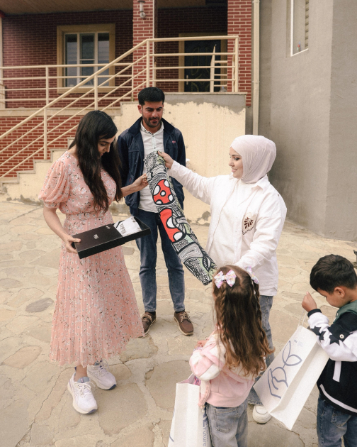Heydər Əliyev Fondunun vitse-prezidenti Leyla Əliyeva və Bakı Media Mərkəzinin rəhbəri Arzu Əliyeva Xızıda “Gənc arıçı” layihəsinin iştirakçısı ilə görüşüb (FOTO)