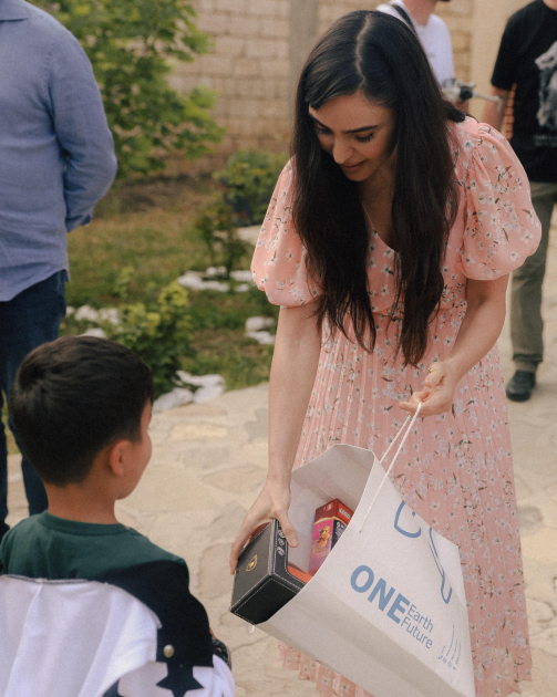 Heydər Əliyev Fondunun vitse-prezidenti Leyla Əliyeva və Bakı Media Mərkəzinin rəhbəri Arzu Əliyeva Xızıda “Gənc arıçı” layihəsinin iştirakçısı ilə görüşüb (FOTO)