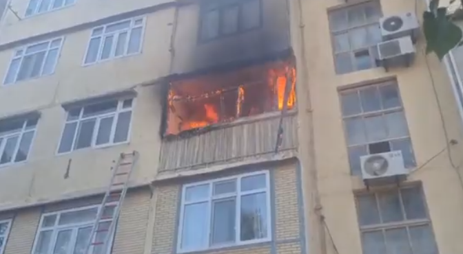 Sumqayıtda yaşayış binasında yanğın olub (VİDEO)
