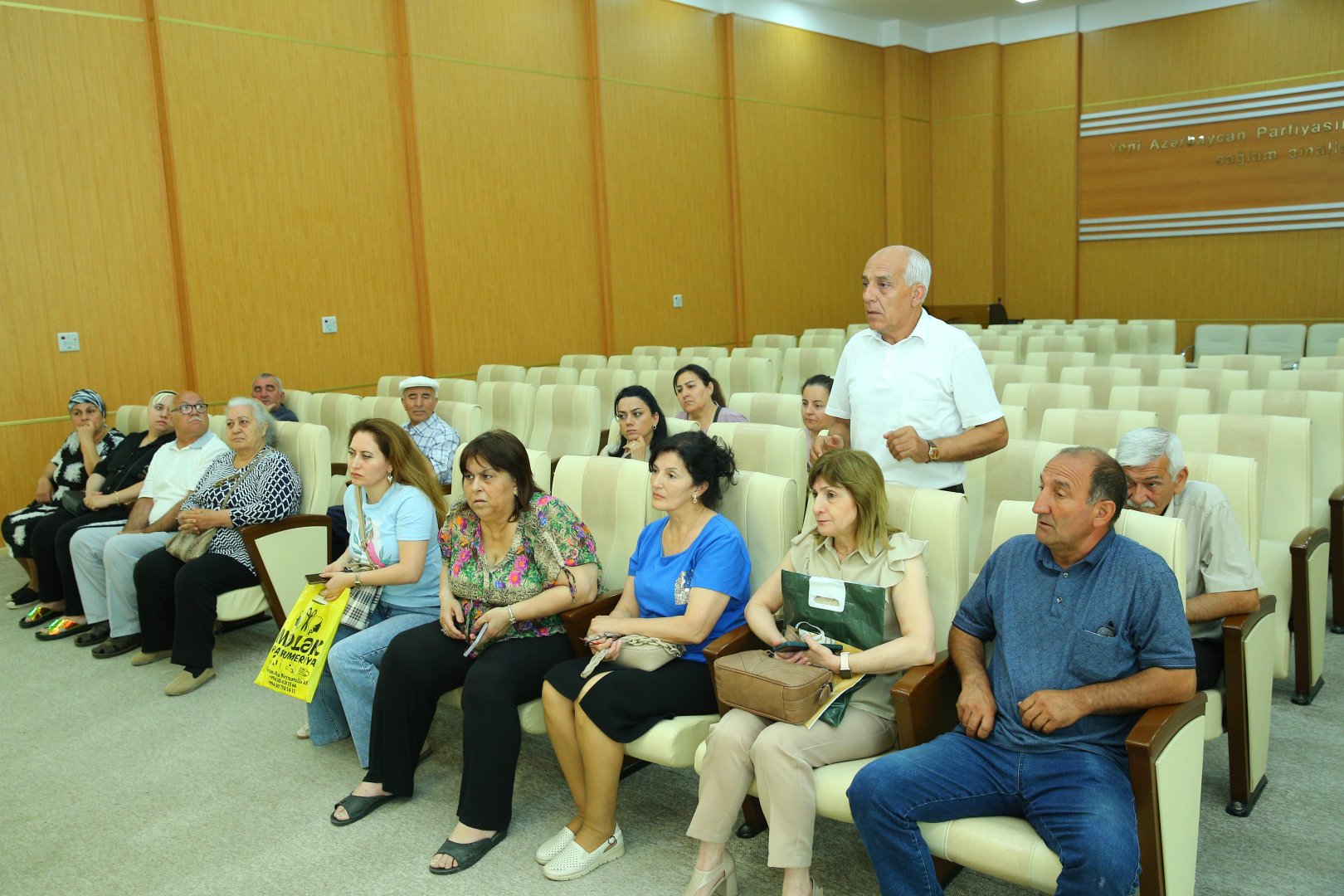 Milli Məclisin və Vəkillər Kollegiyasının təşəbbüsü ilə Binəqədidə aztəminatlı ailələrə hüquqi yardım aksiyası keçirilib (FOTO)