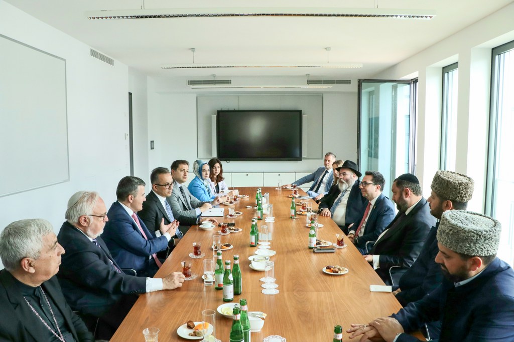 Azərbaycan nümayəndə heyəti Almaniyada müxtəlif dini konfessiyaların nümayəndələri ilə görüşüb (FOTO)