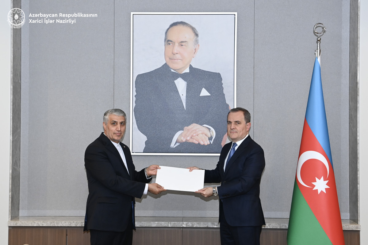 Ceyhun Bayramov İranın yeni səfirinin etimadnaməsinin surətini qəbul etdi