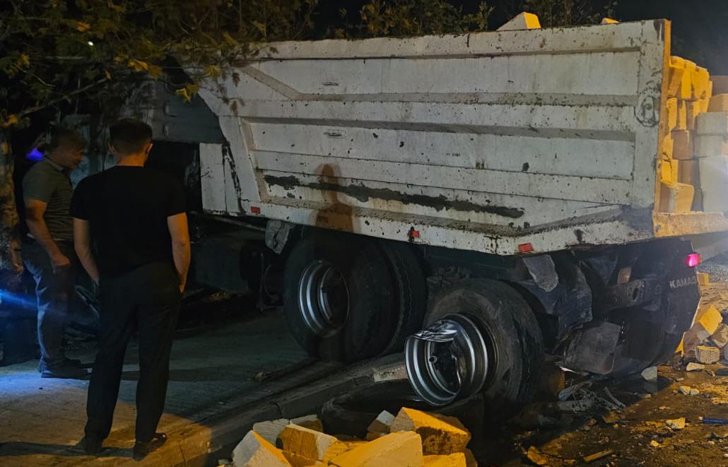 Yevlaxda iki yük maşınının iştirakı ilə yol qəzası olub