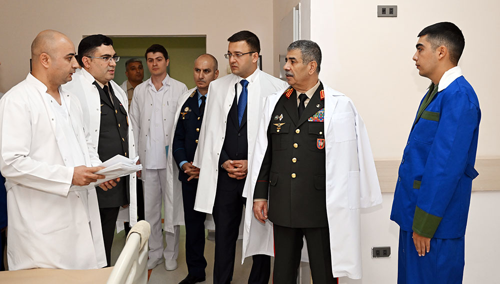 Silahlı Qüvvələr Günündə Müdafiə Nazirliyinin rəhbərliyi hospitalı ziyarət edib (FOTO)