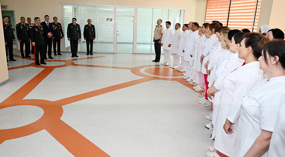 Silahlı Qüvvələr Günündə Müdafiə Nazirliyinin rəhbərliyi hospitalı ziyarət edib (FOTO)