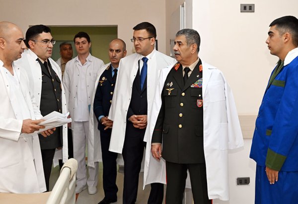 Silahlı Qüvvələr Günündə Müdafiə Nazirliyinin rəhbərliyi hospitalı ziyarət edib (FOTO)