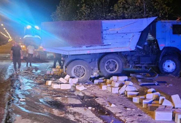 Yevlaxda iki yük maşınının iştirakı ilə yol qəzası olub