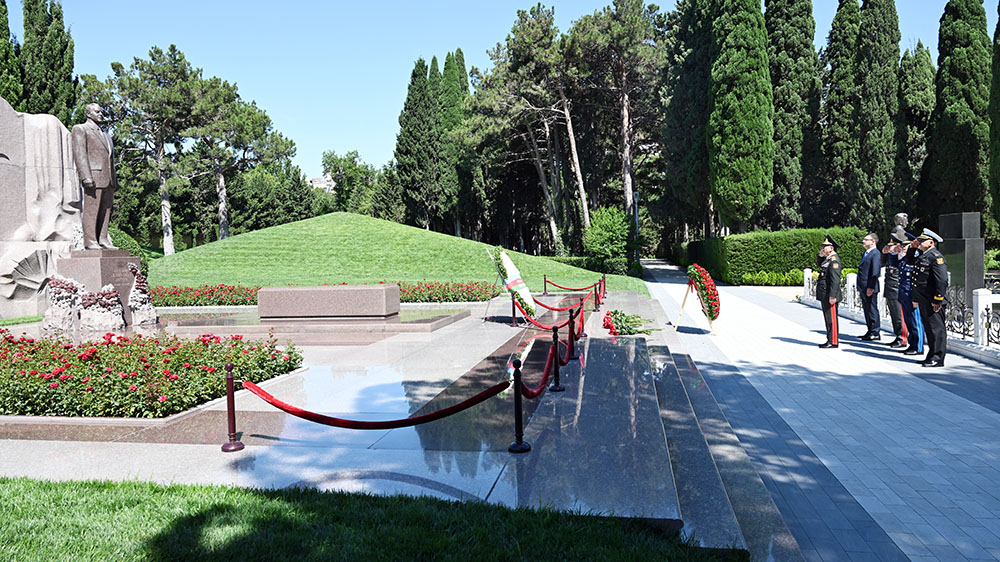 Müdafiə Nazirliyinin rəhbər heyəti Ümummilli Lider Heydər Əliyevin məzarını və Zəfər parkını ziyarət edib (FOTO)