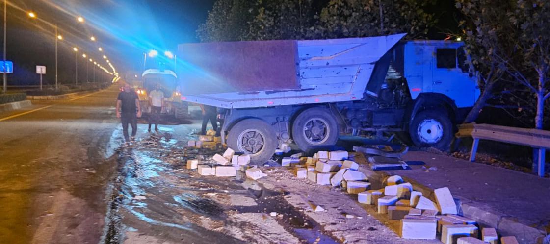 Yevlaxda iki yük maşınının iştirakı ilə yol qəzası olub