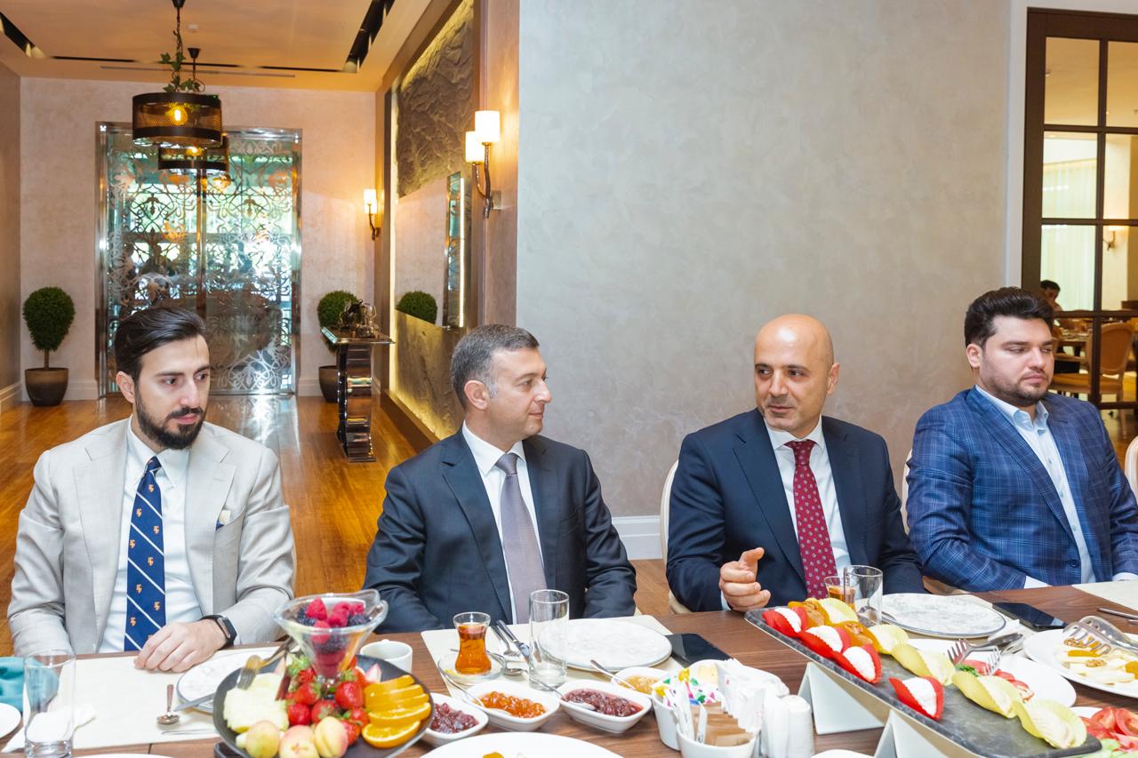 AZAL Azərbaycan Turizm Agentlikləri Assosiasiyasının üzvləri üçün işgüzar səhər yeməyi təşkil edib (FOTO)
