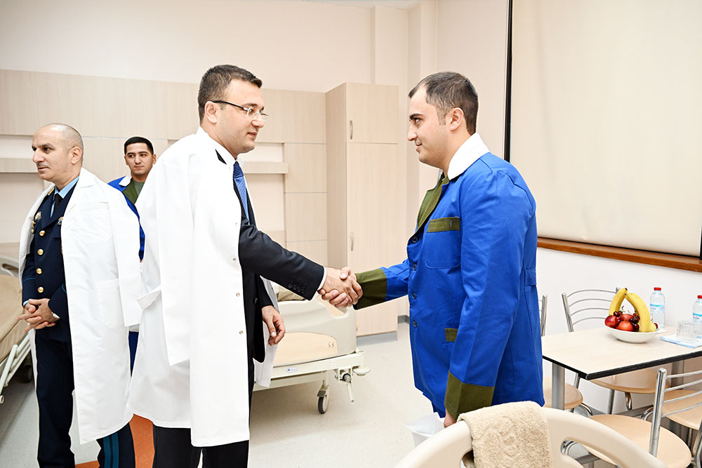Silahlı Qüvvələr Günündə Müdafiə Nazirliyinin rəhbərliyi hospitalı ziyarət edib (FOTO)