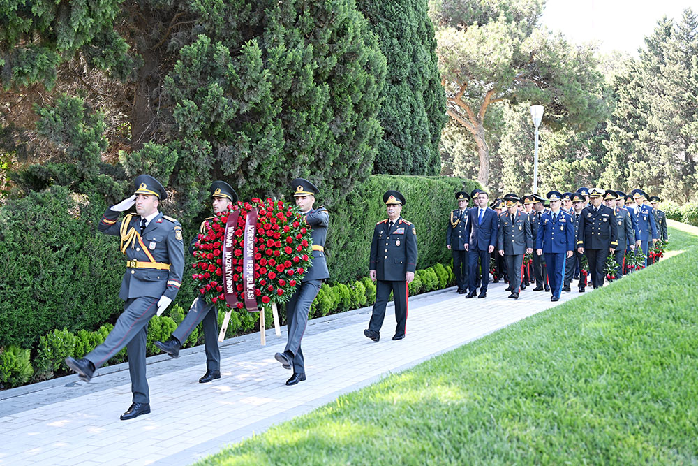 Müdafiə Nazirliyinin rəhbər heyəti Ümummilli Lider Heydər Əliyevin məzarını və Zəfər parkını ziyarət edib (FOTO)