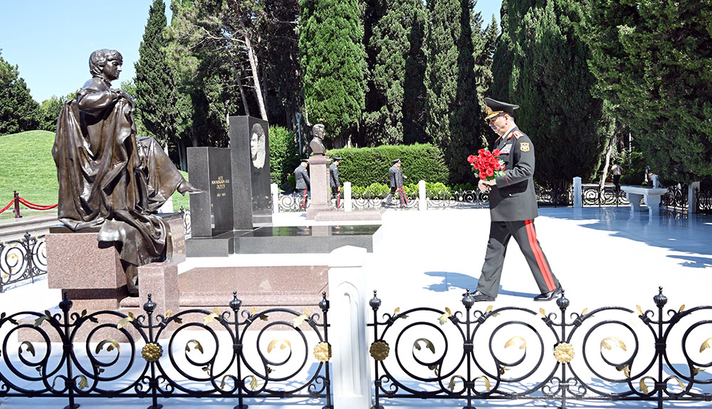 Müdafiə Nazirliyinin rəhbər heyəti Ümummilli Lider Heydər Əliyevin məzarını və Zəfər parkını ziyarət edib (FOTO)