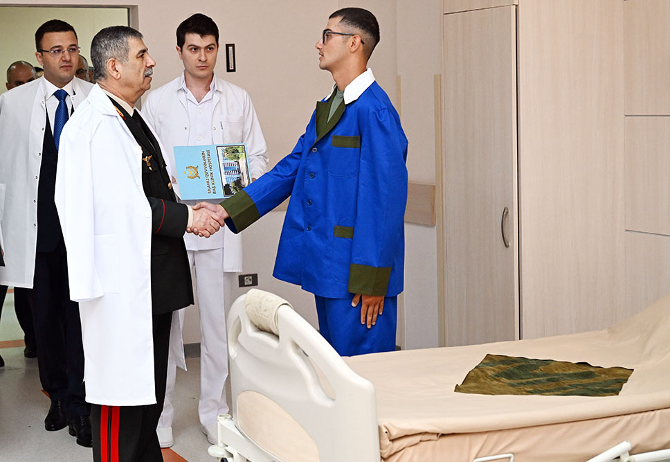 Silahlı Qüvvələr Günündə Müdafiə Nazirliyinin rəhbərliyi hospitalı ziyarət edib (FOTO)
