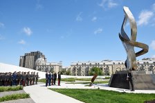 Müdafiə Nazirliyinin rəhbər heyəti Ümummilli Lider Heydər Əliyevin məzarını və Zəfər parkını ziyarət edib (FOTO)