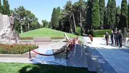 Müdafiə Nazirliyinin rəhbər heyəti Ümummilli Lider Heydər Əliyevin məzarını və Zəfər parkını ziyarət edib (FOTO)
