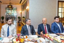 AZAL Azərbaycan Turizm Agentlikləri Assosiasiyasının üzvləri üçün işgüzar səhər yeməyi təşkil edib (FOTO)