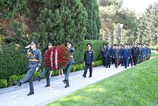 Müdafiə Nazirliyinin rəhbər heyəti Ümummilli Lider Heydər Əliyevin məzarını və Zəfər parkını ziyarət edib (FOTO)