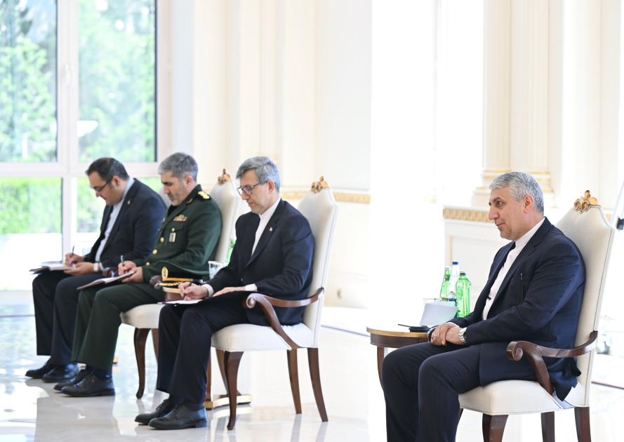 Prezident İlham Əliyev İranın Azərbaycanda yeni təyin olunmuş səfirinin etimadnaməsini qəbul edib (FOTO)