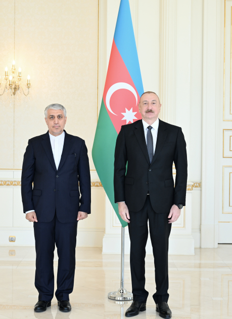 Prezident İlham Əliyev İranın Azərbaycanda yeni təyin olunmuş səfirinin etimadnaməsini qəbul edib (FOTO)