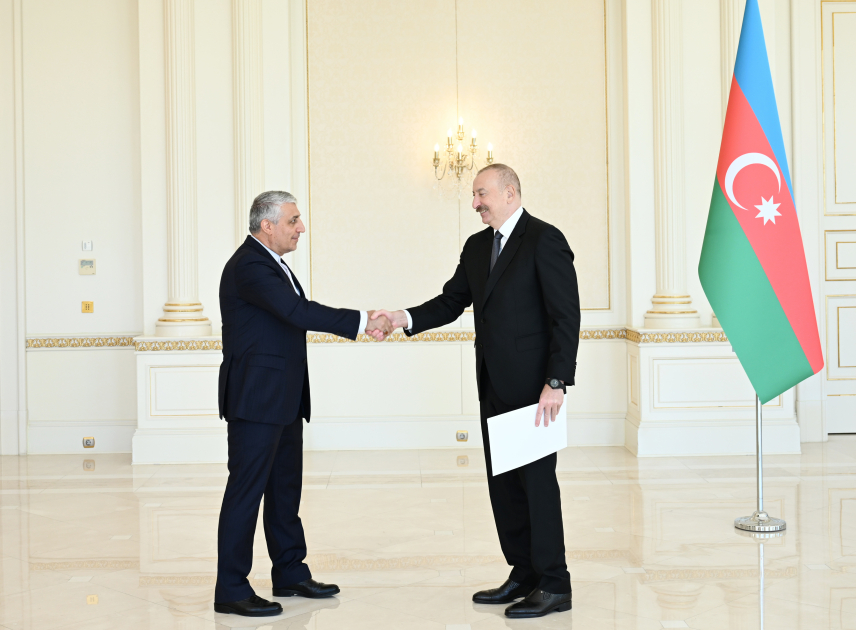 Prezident İlham Əliyev İranın Azərbaycanda yeni təyin olunmuş səfirinin etimadnaməsini qəbul edib (FOTO)