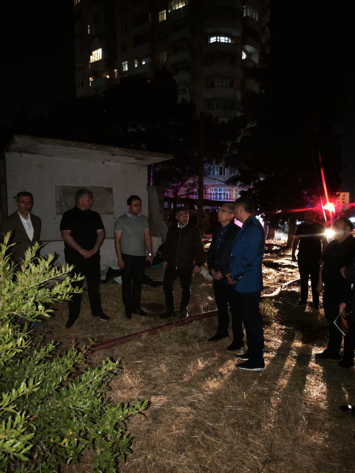 Eldar Əzizov partlayışın baş verdiyi əraziyə gəlib (FOTO)