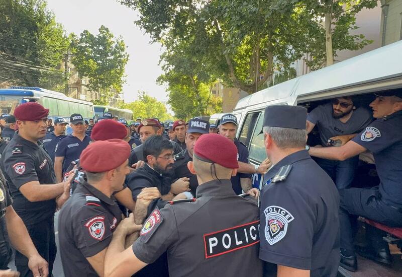 Ermənistanda polis arxiyepiskop tərəfdarlarını saxlayıb (VİDEO)