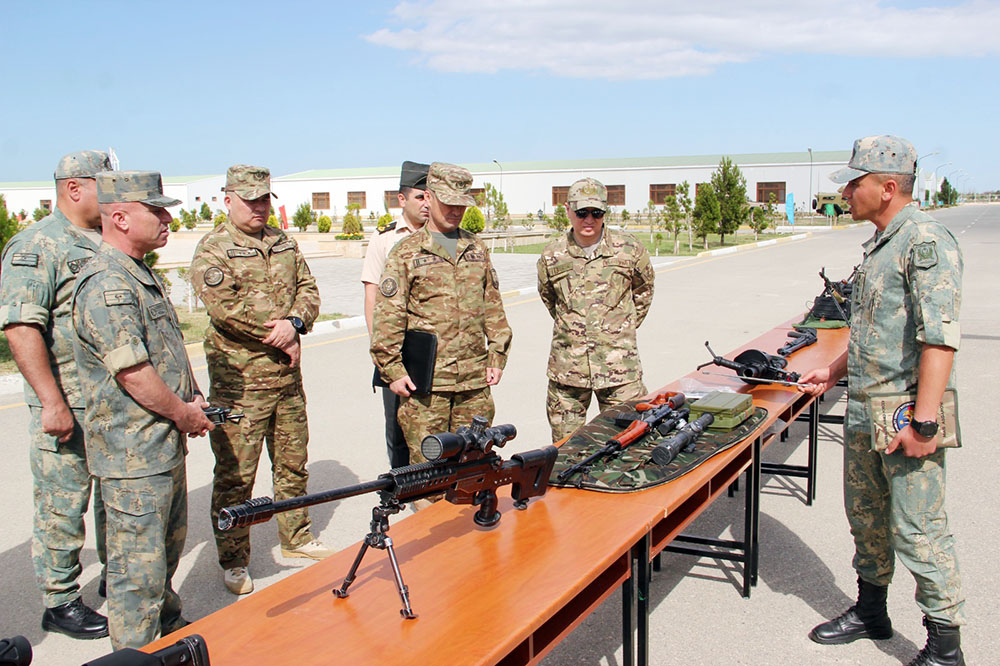 Qazaxıstan hərbi nümayəndələri NATO standartlarının Azərbaycan Ordusunda tətbiqi ilə tanış olublar (FOTO)
