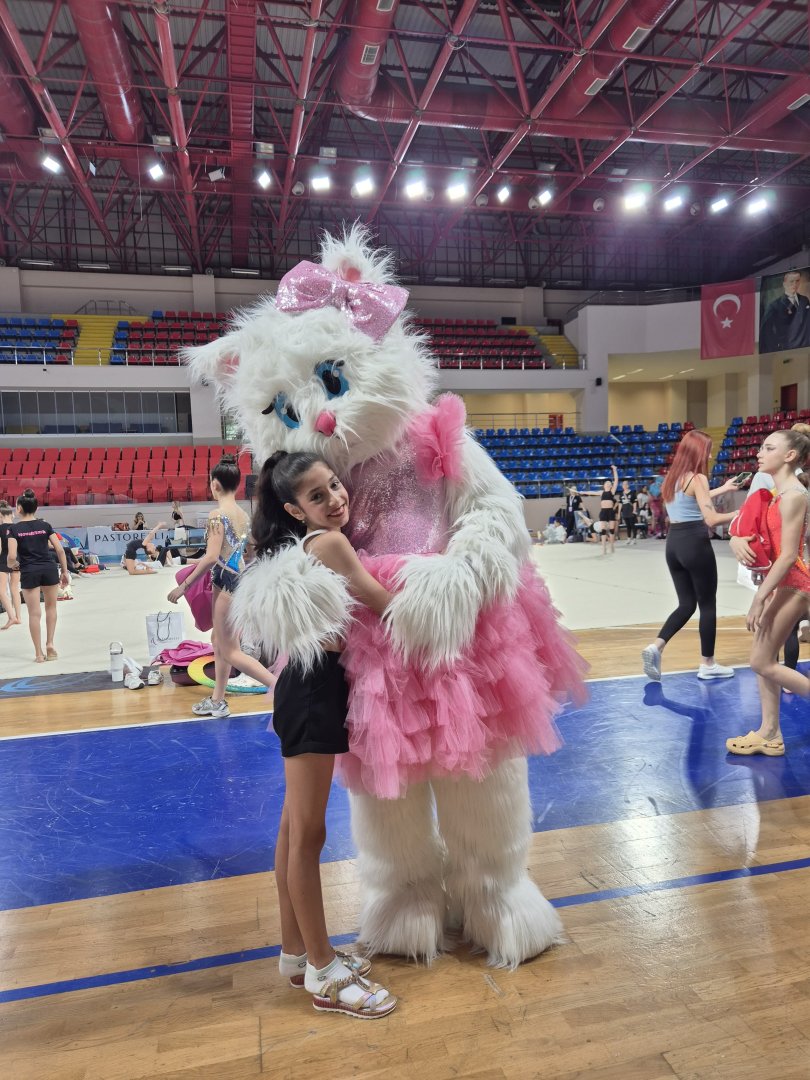 10 yaşlı gimnastın vətənpərvərlik nümayişi: Mətanət “Sarı Gəlin”ə sahib çıxdı (FOTO)